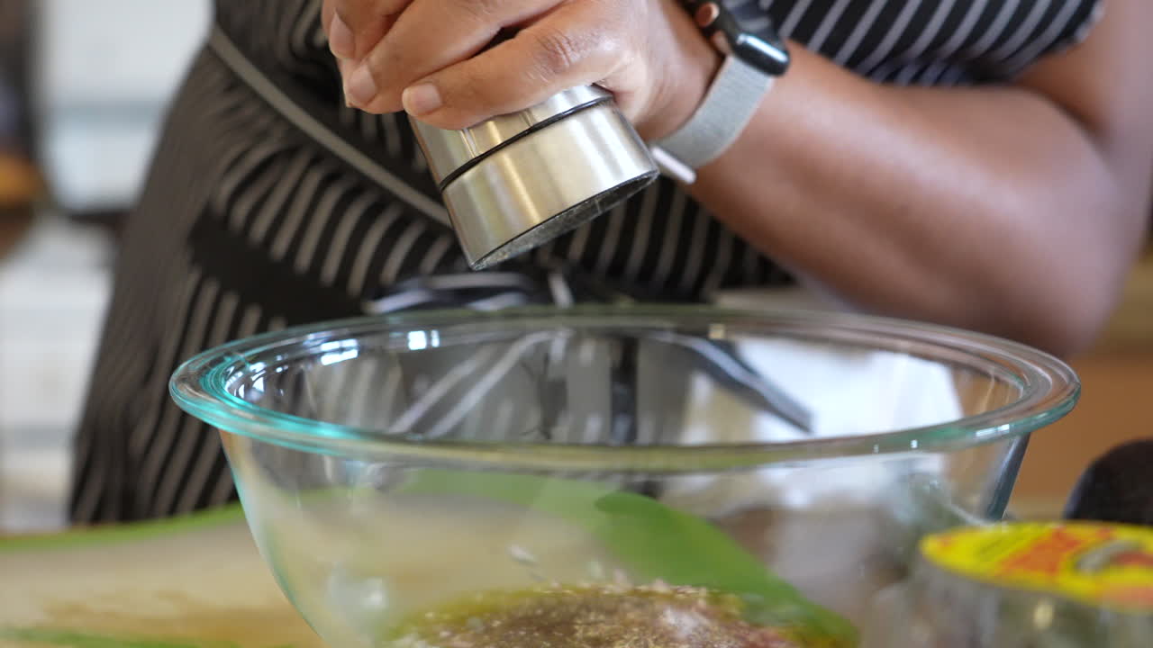 moler sal y pimienta en el aderezo italiano casero para ensaladas - serie de ensaladas antipasto