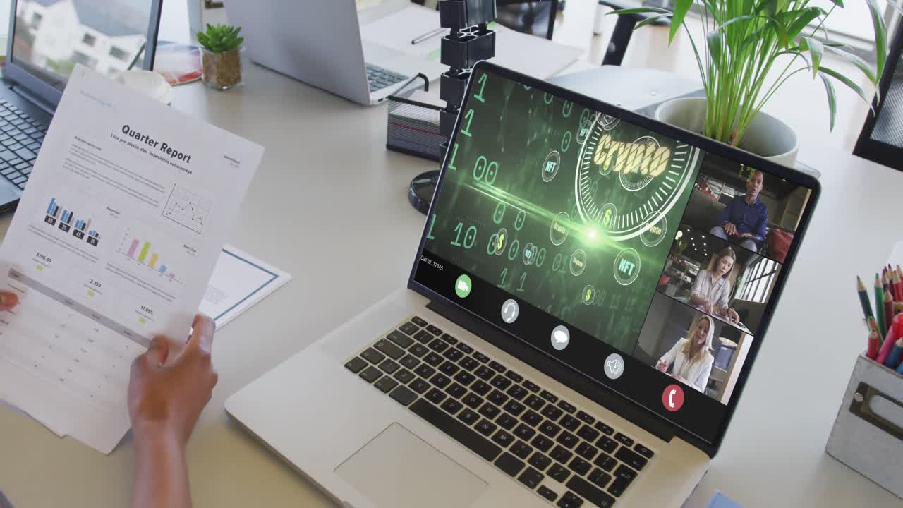 video de una mujer biracial haciendo una videollamada en una computadora portátil con varios compañeros de trabajo