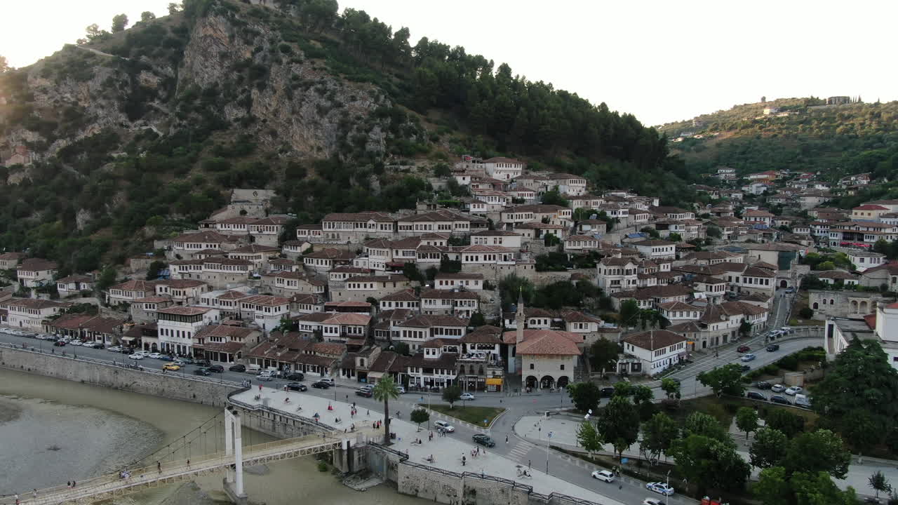 dron view 4k de berat, albania, la ciudad de las mil ventanas