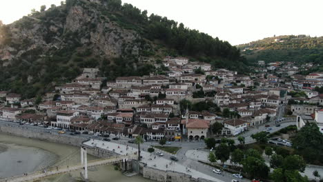 Dron-View-4k-Von-Berat,-Albanien,-Der-Stadt-Der-Tausend-Fenster