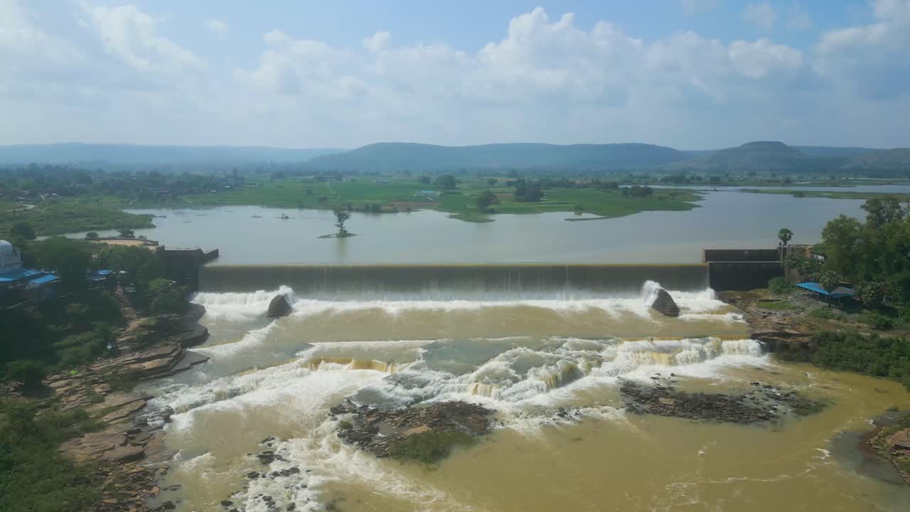 cascada rajdari devdari y la presa latif shah y el lago chandraprabha vista aérea