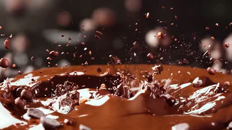una galleta de chispas de chocolate con salsa de chocolate salpicando fuera de ella