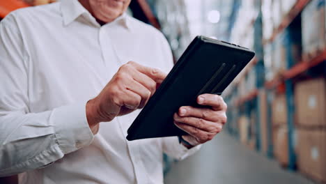 trabajador de almacén que utiliza una tableta