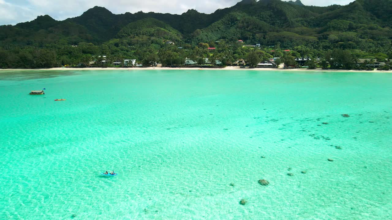 ⁇  섬 의 라로톤가 의 호수 를 가로질러 카야크 를 타고 로맨틱 한 데이트 를 하는 부부