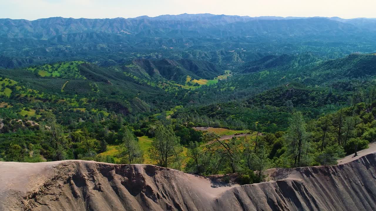 imágenes de drones de 4k 29 fps de la vasta tierra de ganado de california