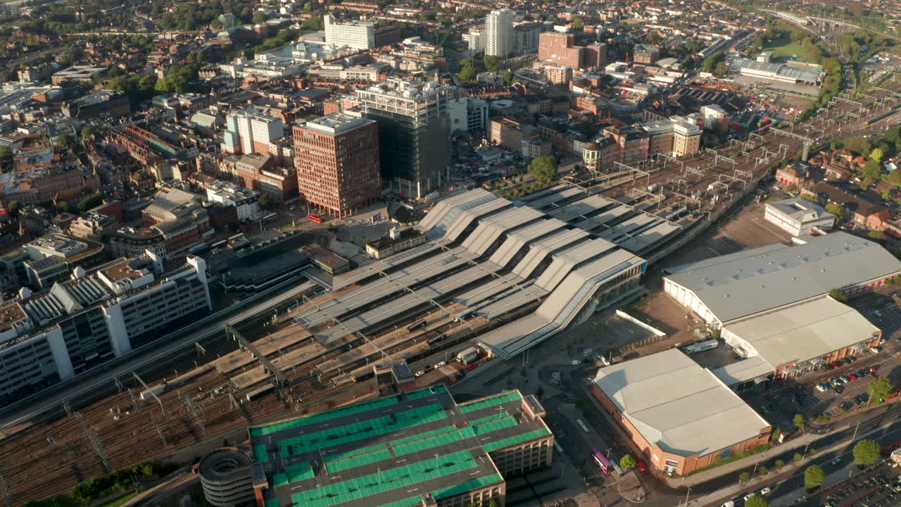 레딩 기차역 위를 돌아다니는 공중 촬영