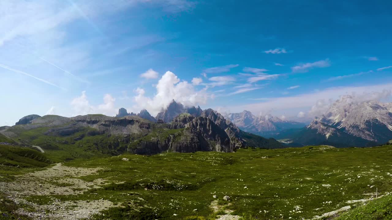timelapse parque natural nacional tre cime nos alpes dolomitas. belíssima natureza da itália.