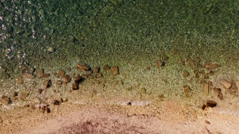 Eine-Filmische-Luftaufnahme-Eines-Strandes-Auf-Der-Insel-Ithaka-In-Griechenland