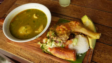 Sancocho-Colombiano-Servido-Con-Pollo,-Arroz,-Ensalada-Y-Aguacate