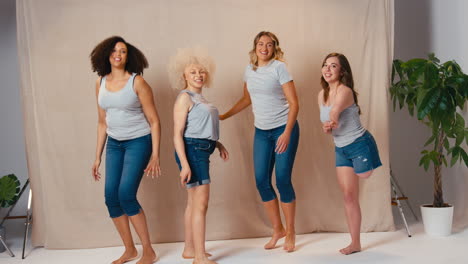 grupo de cuerpo diverso positivo mujeres vestidas casualmente amigas una con extremidades protésicas saltando