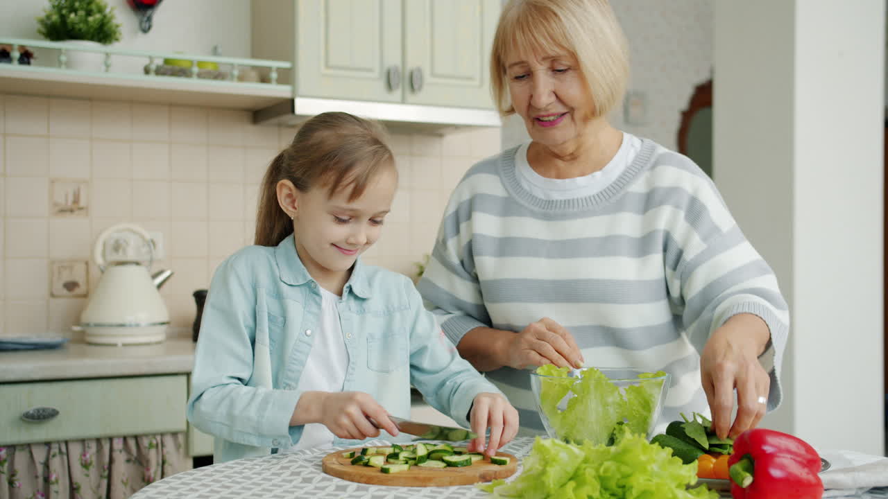 бабушка и внучка готовят вместе