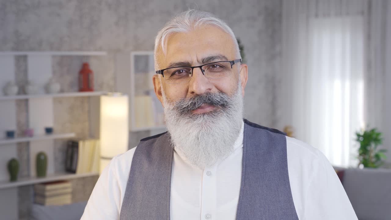 es un hombre maduro que da confianza y da energía positiva.