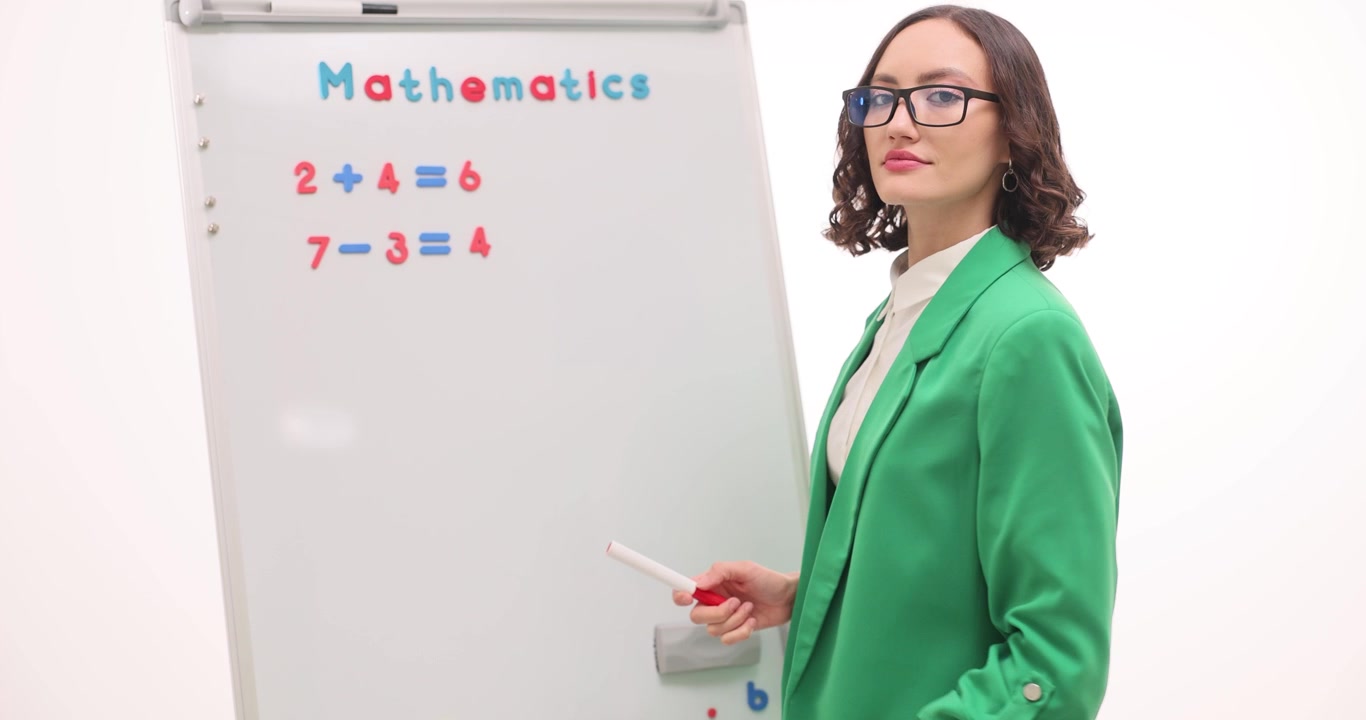 Insegnante donna spiega semplici problemi di matematica alla lavagna