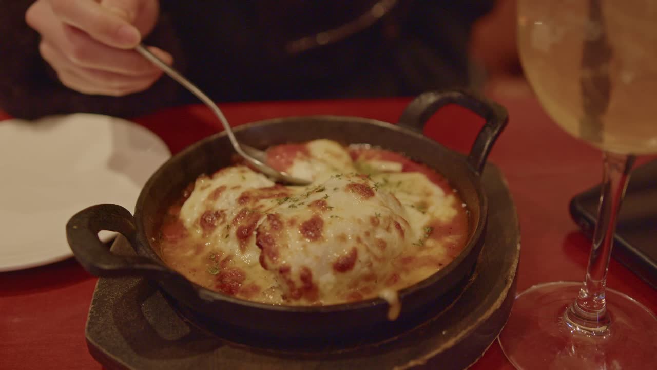 ресторан кафе и вкусные блюда еда жареная рыба с грибами и сырным соусом