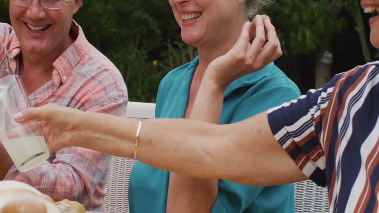 정원에서 점심을 먹고 있는 다양한 행복한 고령 여성과 남성 친구들의 애니메이션