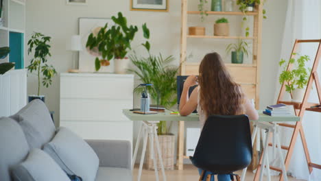 Frau-Videoanruf-Am-Schreibtisch-Remote-Arbeit