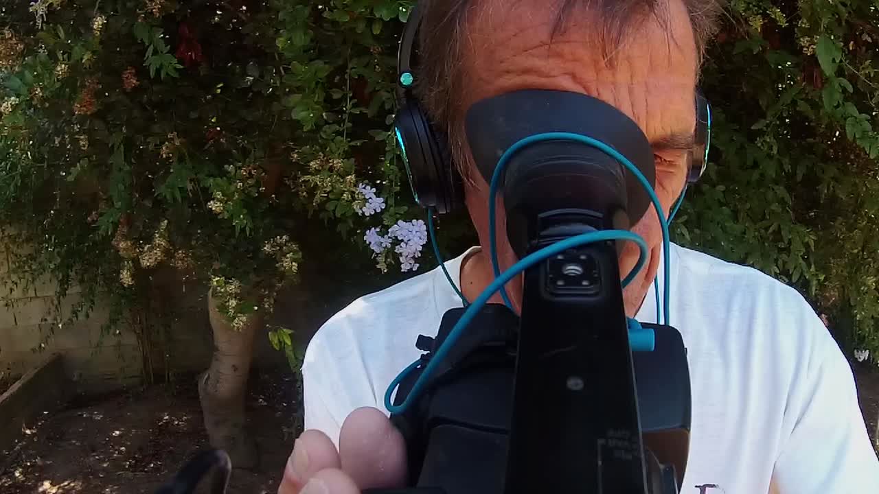 panoramización del camarógrafo de la naturaleza, punto de vista desde el frente de la cámara frente al operador