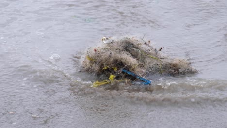 Ein-Wirrwarr-Von-Fischernetzen-In-Wellen,-Die-Vom-Meer-An-Den-Strand-Einer-Tropischen-Insel-Gespült-Wurden