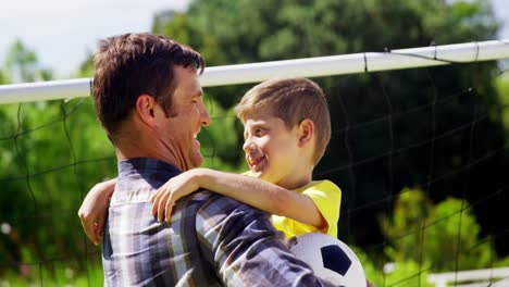 padre abrazando a su hijo en el parque
