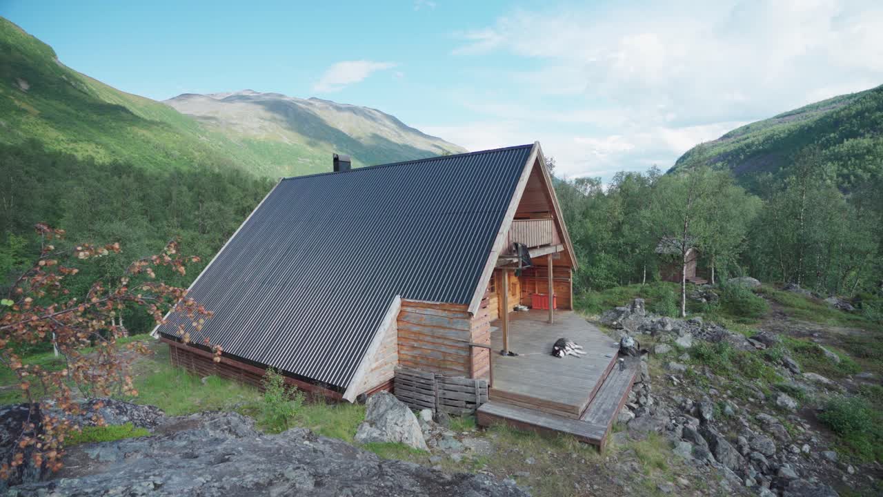 cabaña aislada en medio de un pintoresco paisaje montañoso en lyngsdalen, noruega