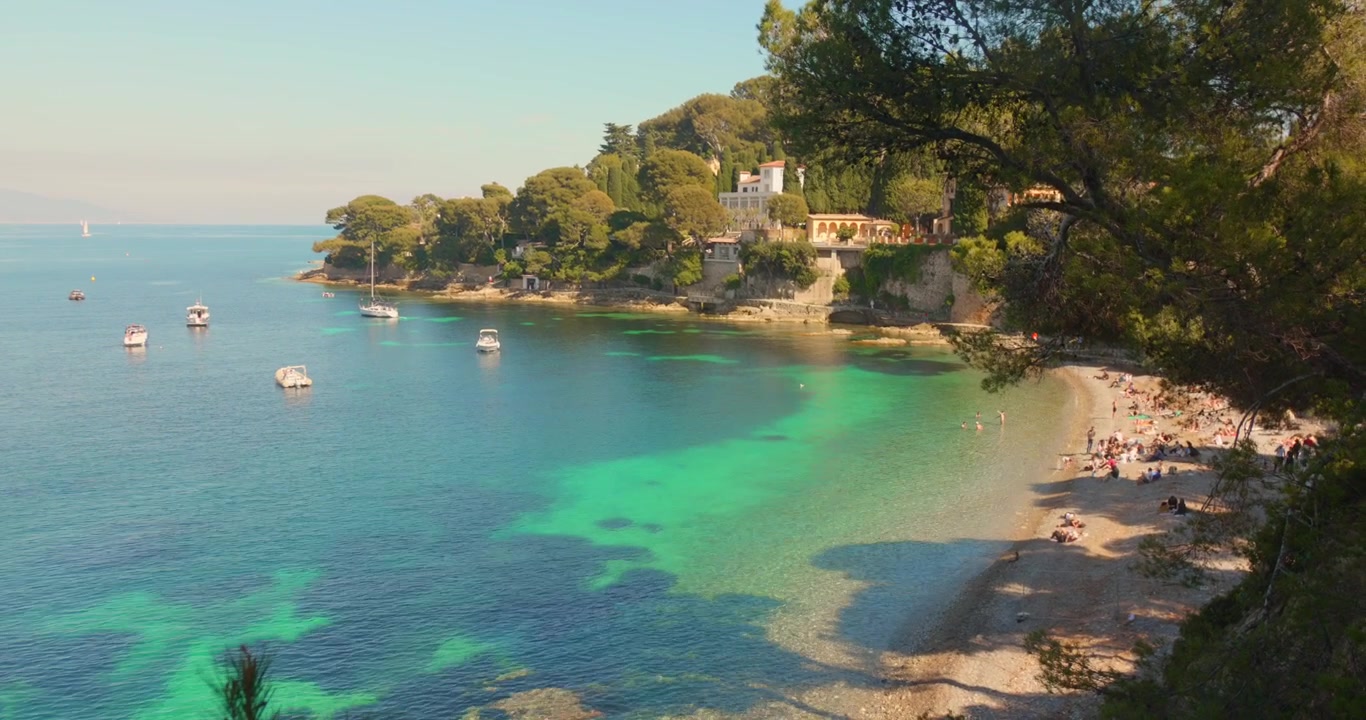 Costa di Paloma Beach sulla Costa Azzurra a Saint-Jean-Cap-Ferrat, Francia. Ripresa aerea.