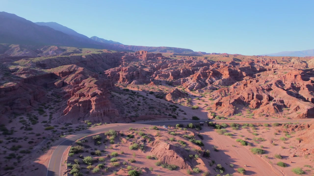 Vista aerea con drone 4K di Las Ventanas a Cafayate, Salta, Argentina. Formazioni rocciose rosse uniche con aperture naturali modellate dall'erosione nel drammatico paesaggio della Quebrada de las Conchas.