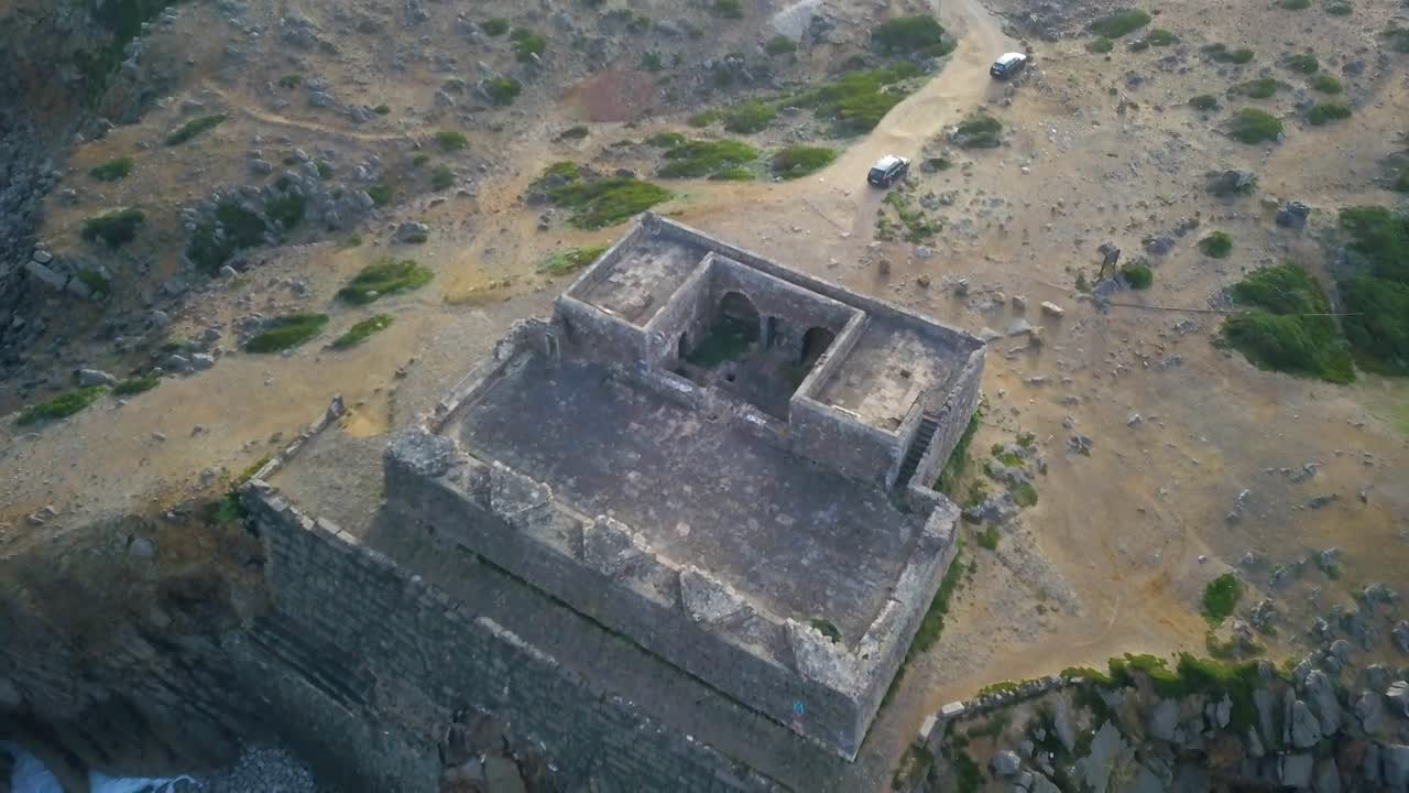 imágenes de drones de 4k de los lugares más hermosos de la costa de lisboa - fuerte de guincho