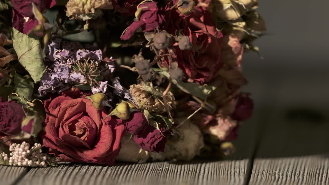 Bouquet di fiori appassiti su tavolo di legno. Composizione di fiori secchi