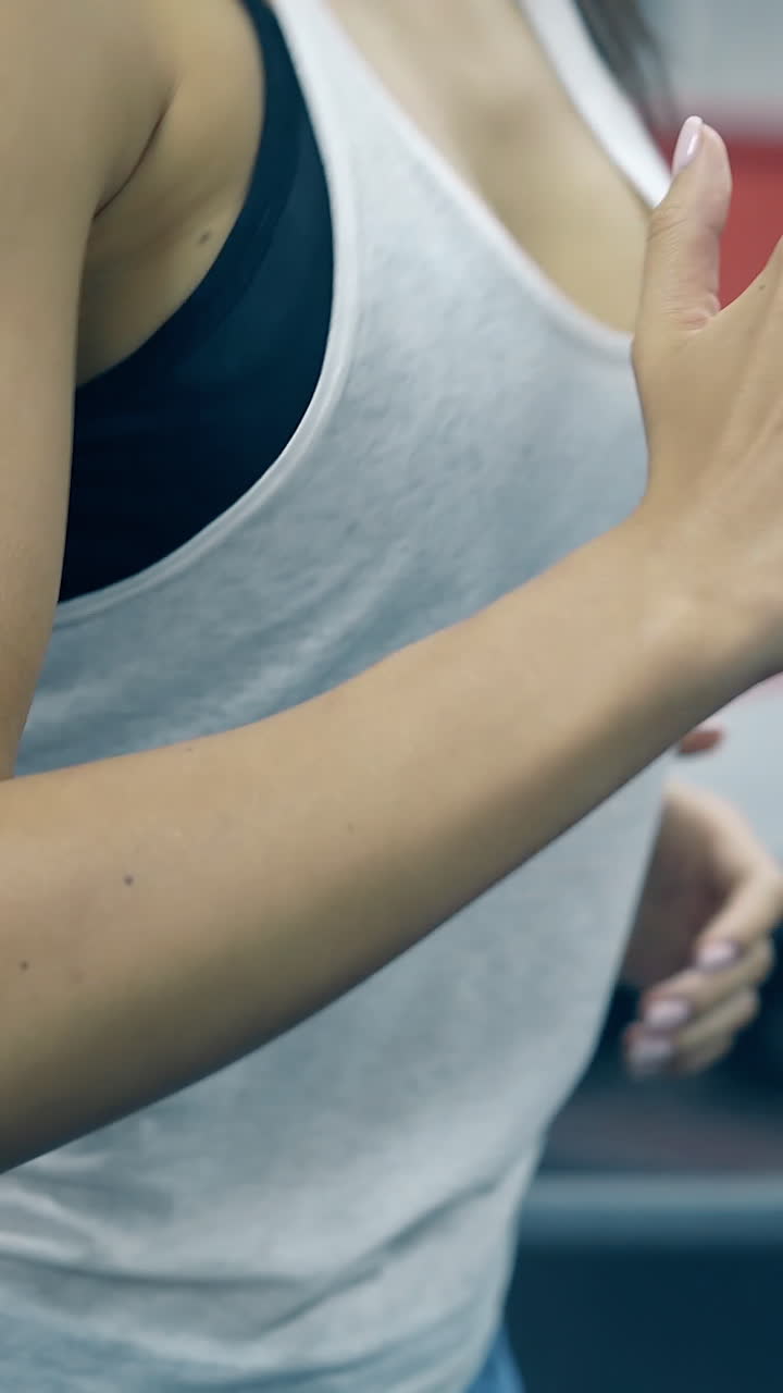 mujer corriendo en una cinta de correr