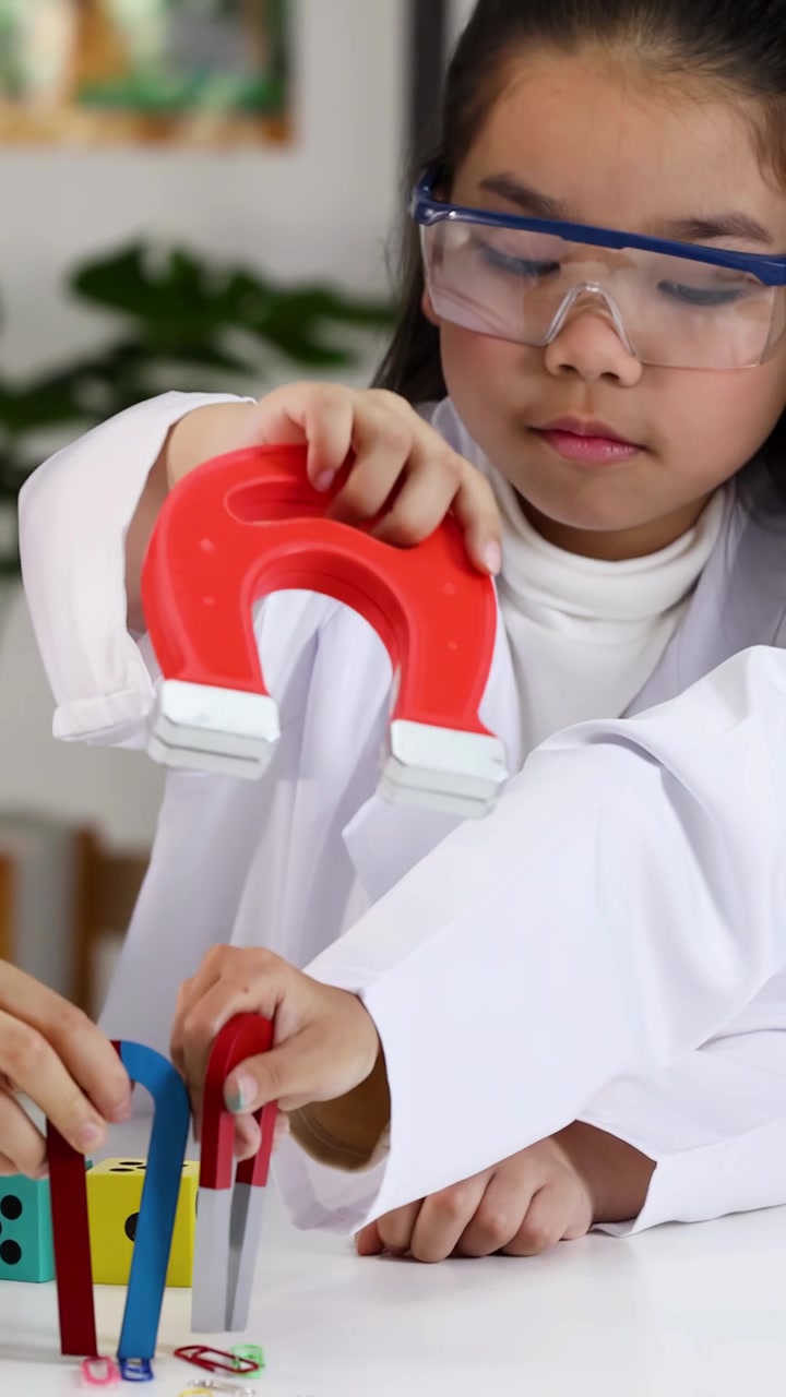 Gadis Muda Melakukan Eksperimen Sains dengan Magnet