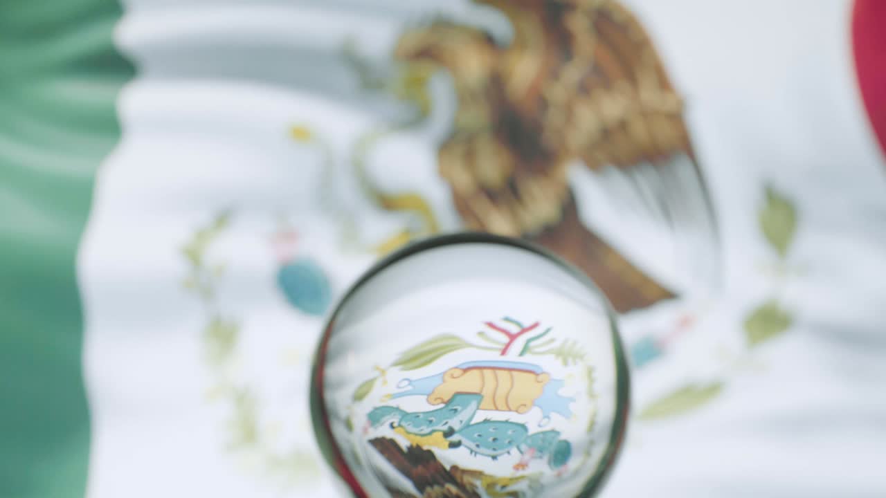 la bandera mexicana está ondeando contra el cielo azul en 4k.