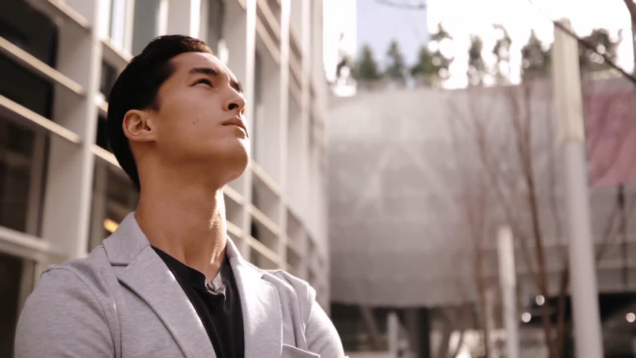 이동 중인 전문적인 젊은이