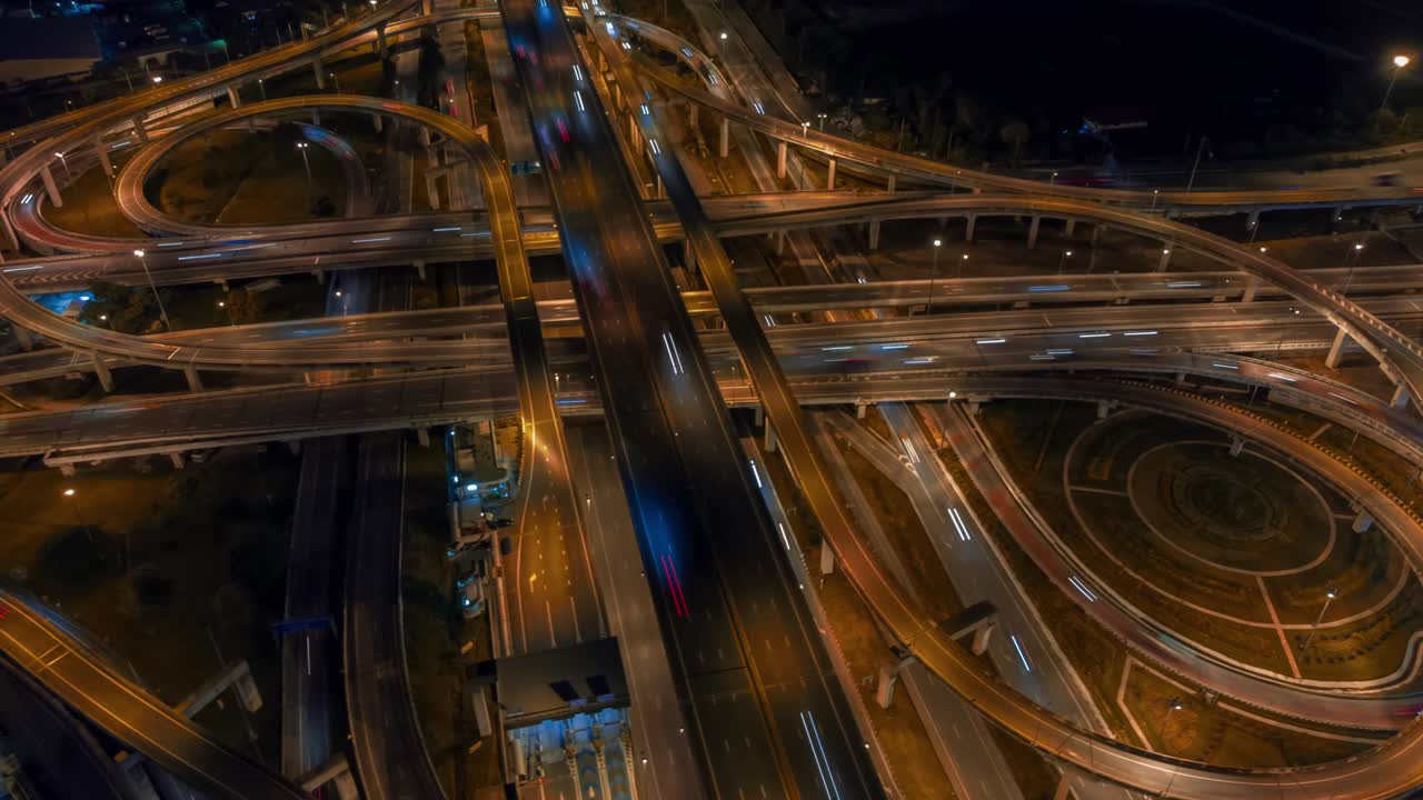 큰 교차로 다리와 고속도로를 가로지르는 교통의 공중 하이퍼 스 (aerial hyperlapse of traffic over big intersection bridges and ring road) - 태국 방의 큰 순환교차로 위에서 드론이 촬영한 4k 공중 사진.
