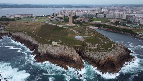 Luftaufnahme-Der-Küste-Von-Coruna,-Spanien,-Mit-Torre-De-Hércules-Auf-Der-Halbinsel