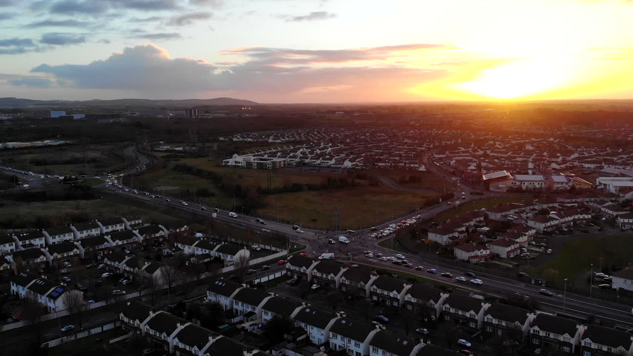 aéreo - un residencial de lucan, una hora mágica día frío con una vista del atardecer desde arriba de las casas y el tráfico