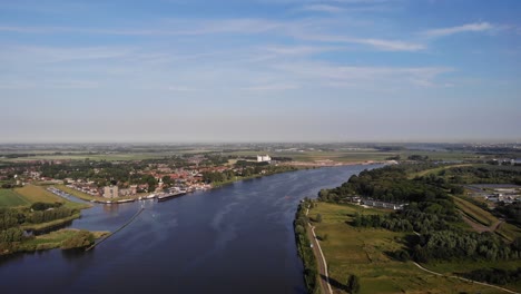 Vista-Aérea-Sobre-Oude-Misa-Con-La-Ciudad-De-Puttershoek-En-Segundo-Plano.