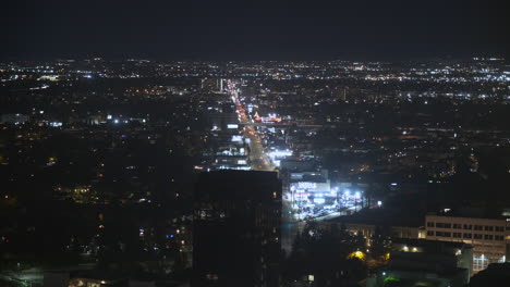 Lapso-De-Tiempo-De-La-Concurrida-Calle-De-La-Ciudad-Por-La-Noche,-El-Ajetreo-Y-El-Bullicio-Del-Bulevar-Lankershim-En-Los-ángeles