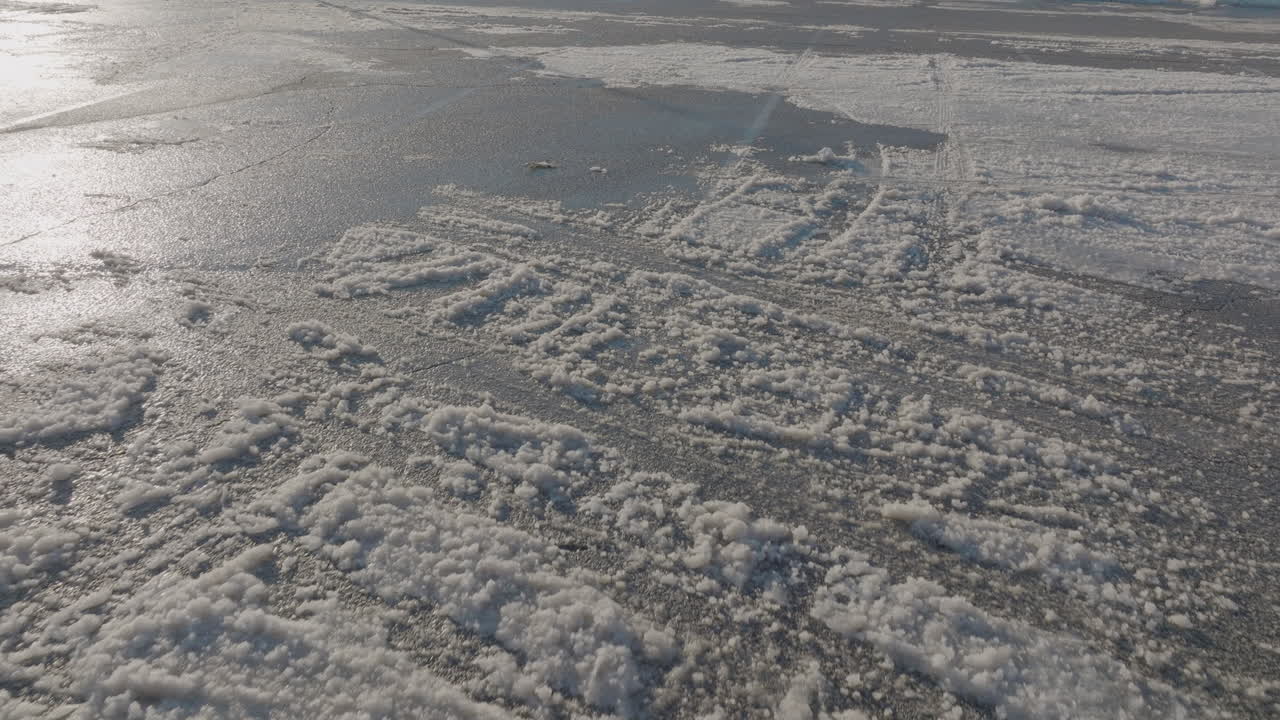 медленное движение по обледенелой парковке