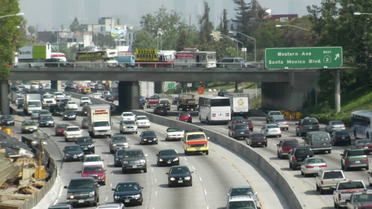 el tráfico se mueve lentamente a lo largo de una autopista muy transitada