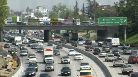 el tráfico se mueve lentamente a lo largo de una autopista muy transitada
