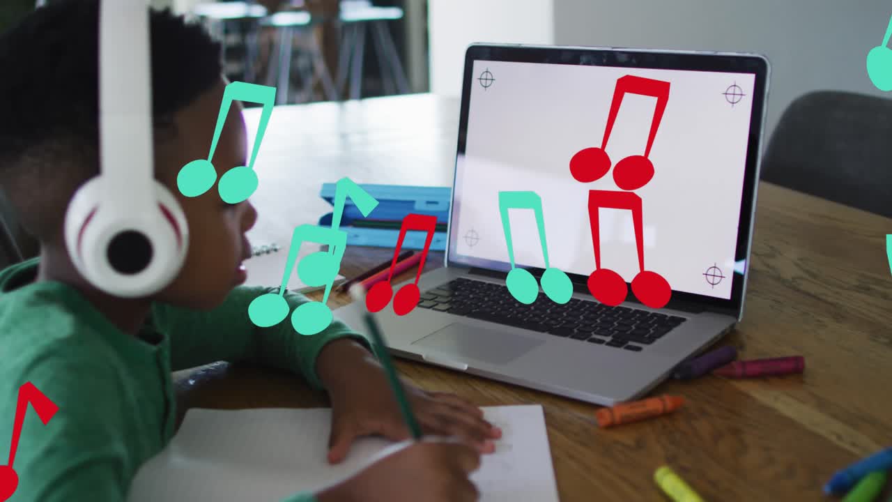 animación de notas sobre un niño afroamericano que usa auriculares, usa una computadora portátil y hace la tarea