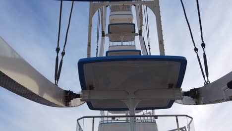 riesenrad auf blauem himmel