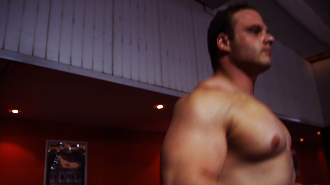 hombre corriendo en la cinta de correr