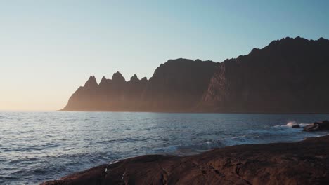 el fenómeno del sol de medianoche, tungeneset, noruega - de cerca