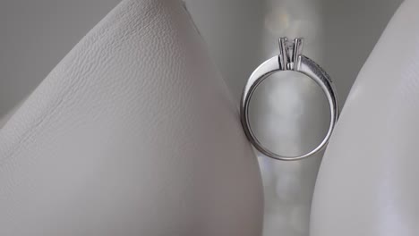 Anillo-De-Bodas-En-Zapatos-Blancos-De-Mujer