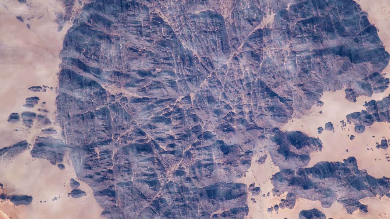 volando sobre la tierra en el iss. volando sobre el desierto, vista aérea desde el espacio.