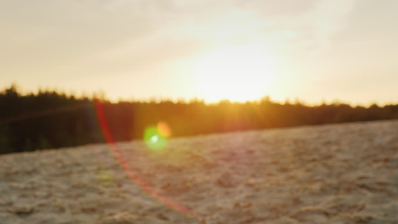 양복을 입은 남자의 손 사이로 모래가 빠져나간다