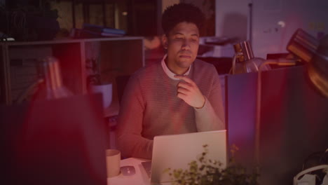 animación del procesamiento de datos financieros sobre empresario biracial que trabaja en la oficina