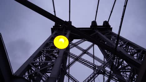 estructura metálica del puente colgante en nueva york con luz brillante colgante