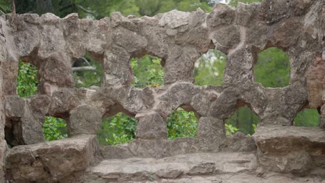 Banco-De-Piedra-En-El-Parque-Guell,-Diseñado-Por-Antoni-Gaudi,-En-Barcelona,-España